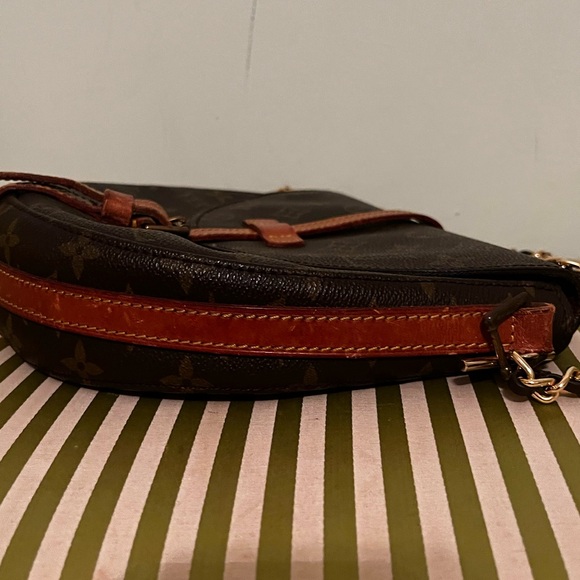 Louis Vuitton Crossbody! - Picture 8 of 16